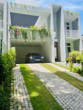 OESIS - Stylish Villa Steps from Historic Galle Fort